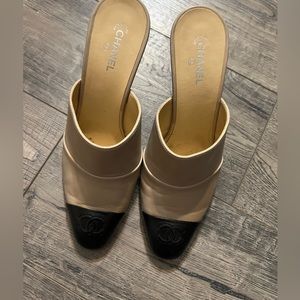 CHANEL Two-Tone Beige and Black Leather Mules